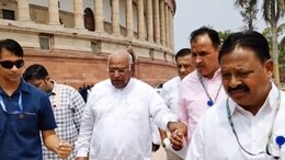 कांग्रेस अध्यक्ष मल्लिकार्जुन खड़गे को हाथ पकड़कर उम्मेदाराम बेनीवाल ने पहुंचाया संसद, वीडियो हो रहा वायरल
