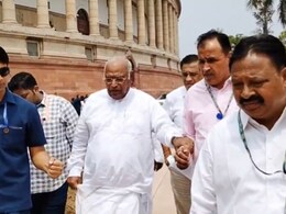 कांग्रेस अध्यक्ष मल्लिकार्जुन खड़गे को हाथ पकड़कर उम्मेदाराम बेनीवाल ने पहुंचाया संसद, वीडियो हो रहा वायरल कांग्रेस अध्यक्ष मल्लिकार्जुन खड़गे को हाथ पकड़कर उम्मेदाराम बेनीवाल ने पहुंचाया संसद, वीडियो हो रहा वायरल