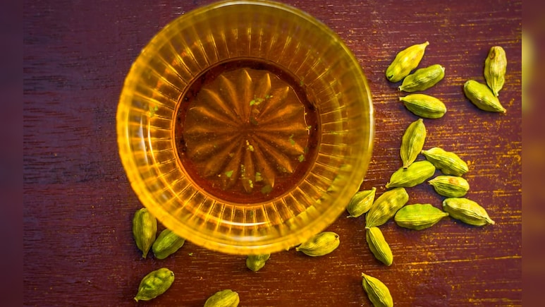 सुबह खाली पेट इस तरह से पी लीजिए हरी इलायची का पानी, इसके बाद जो होगा वो आप सोच भी नहीं सकते