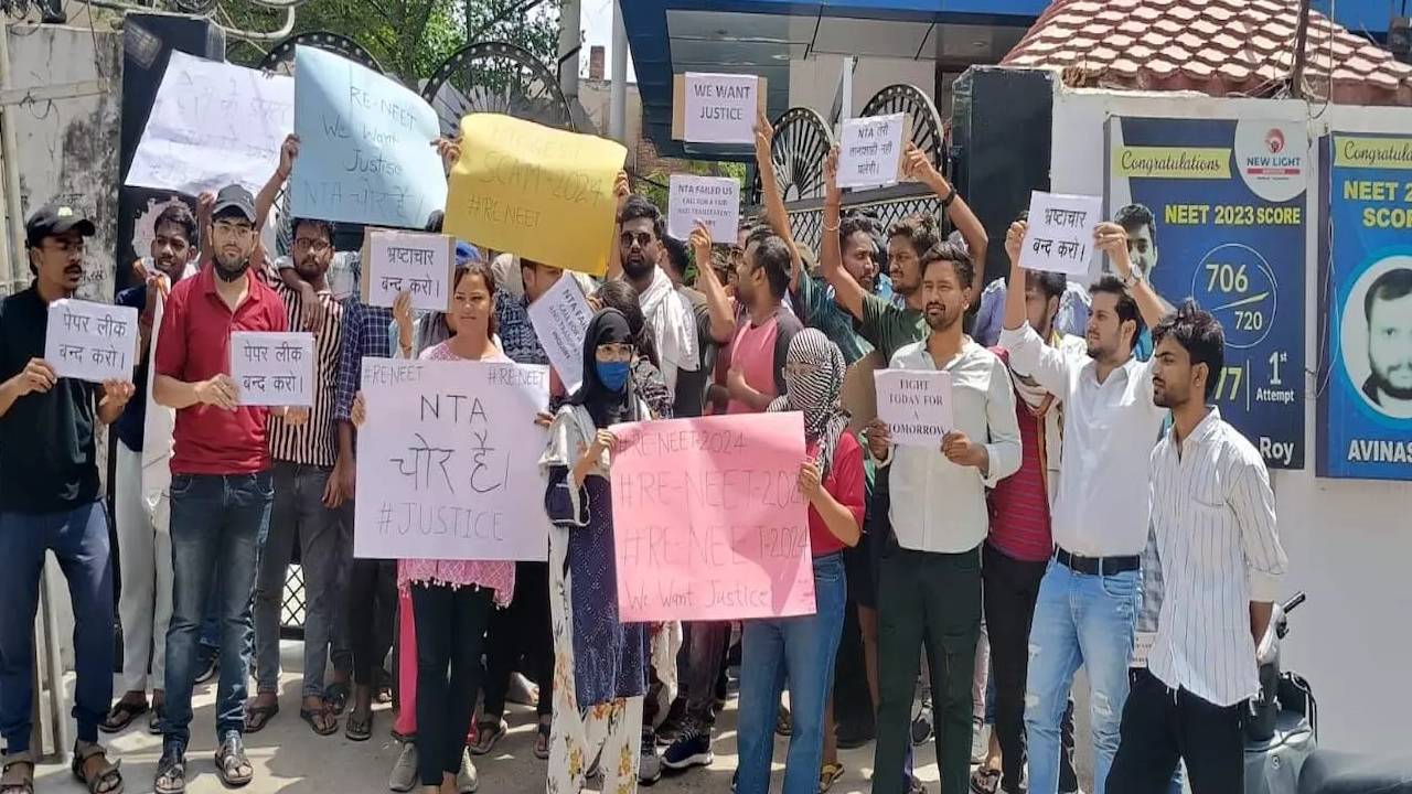 NEET एग्जाम में धांधली को लेकर प्रदर्शन , छात्रों ने जमकर किया बवाल