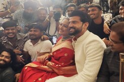 Newlyweds Sonakshi Sinha And Zaheer Iqbal Pose With The Mumbai Paps At Reception Newlyweds Sonakshi Sinha And Zaheer Iqbal Pose With The Mumbai Paps At Reception