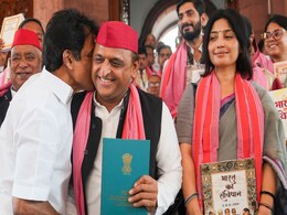 लोकसभा के पहले दिन विपक्ष की खुशी देखिए, जब अखिलेश से गले मिले वेणुगोपाल, देखती रहीं डिंपल लोकसभा के पहले दिन विपक्ष की खुशी देखिए, जब अखिलेश से गले मिले वेणुगोपाल, देखती रहीं डिंपल