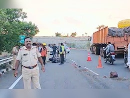 ट्रॅव्हलची दुचाकीला जोरदार धडक, माय-लेकाचा जागीच मृत्यू ट्रॅव्हलची दुचाकीला जोरदार धडक, माय-लेकाचा जागीच मृत्यू