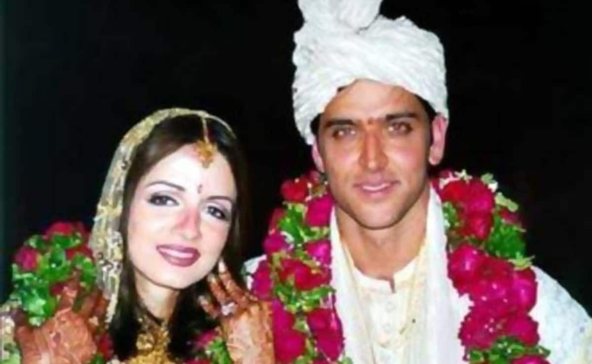 ऋतिक रोशन की शादी का 24 साल पुराना वीडियो वायरल, देखें कैसे जय माला में हुई  थी खींचा-तानी | Hrithik Roshan and Sussanne Khan 24 year old wedding video  viral this will