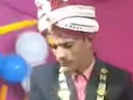 वरमाला डालते ही खुशी से झूम उठा दूल्हा, खुद ही बजाने लगा तालियां, यूजर्स ने कहा- इसलिए 30 साल से पहले कर लें शादी वरमाला डालते ही खुशी से झूम उठा दूल्हा, खुद ही बजाने लगा तालियां, यूजर्स ने कहा- इसलिए 30 साल से पहले कर लें शादी