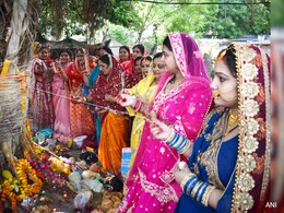 वट सावित्री व्रत के दिन बरगद के पेड़ के नीचे पति के साथ करें ये उपाय, दांपत्य जीवन में बनी रहेगी खुशहाली वट सावित्री व्रत के दिन बरगद के पेड़ के नीचे पति के साथ करें ये उपाय, दांपत्य जीवन में बनी रहेगी खुशहाली