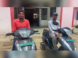 स्कूटी देने के बाद RC देना भूल गए अफसर, अब दर-दर भटक रहे छात्र