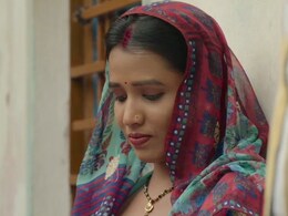 Panchayat 3: ग्राम पंचायत फुलेरा के सहायक विकास शुक्ला की बीवी खुशबू को ना समझें गांव की छोरी, तस्वीरें देख फैंस रह गए हैरान