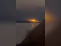 कनाडाई कपल का एलियन से सामना, आसमान में दिखी चमकती रहस्यमयी चीज,  UFO पर छिड़ी बहस कनाडाई कपल का एलियन से सामना, आसमान में दिखी चमकती रहस्यमयी चीज,  UFO पर छिड़ी बहस