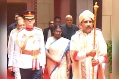 President Droupadi Murmu ने Sengol की अगुवाई में Lok Sabha में किया प्रवेश President Droupadi Murmu ने Sengol की अगुवाई में Lok Sabha में किया प्रवेश
