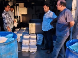 जयपुर में 1000 किलो मिलावटी पनीर जब्त, बड़े-बड़े होटल और रेस्टोरेंट में होती थी सप्लाई जयपुर में 1000 किलो मिलावटी पनीर जब्त, बड़े-बड़े होटल और रेस्टोरेंट में होती थी सप्लाई