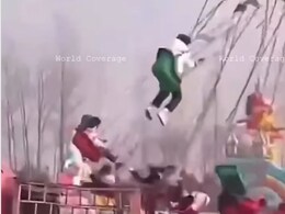 मेले में झूला झूलना पड़ा महंगा, पास खड़े ट्रक से एक के बाद एक टकराए कई लोग, यूजर्स ने बताया- 'मौत' का झूला मेले में झूला झूलना पड़ा महंगा, पास खड़े ट्रक से एक के बाद एक टकराए कई लोग, यूजर्स ने बताया- 'मौत' का झूला