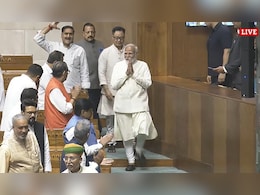 बदला-बदला सीन: मुस्कुराते हुए आए PM मोदी, दूसरे छोर पर संग-संग बैठे हैं राहुल-अखिलेश