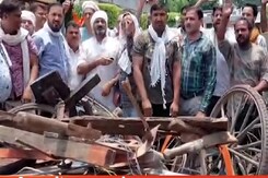 न कोई नोटिस ना कोई मौका! ठेले-टपरों पर चलाया बुलडोजर न कोई नोटिस ना कोई मौका! ठेले-टपरों पर चलाया बुलडोजर