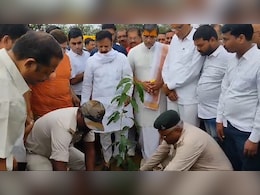 पौधारोपण अभियान के तहत रीवा में रोपे जाएंगे 25 हजार पेड़, लक्ष्मण बाग में डिप्टी सीएम ने लगाया सुंदरजा आम पौधारोपण अभियान के तहत रीवा में रोपे जाएंगे 25 हजार पेड़, लक्ष्मण बाग में डिप्टी सीएम ने लगाया सुंदरजा आम