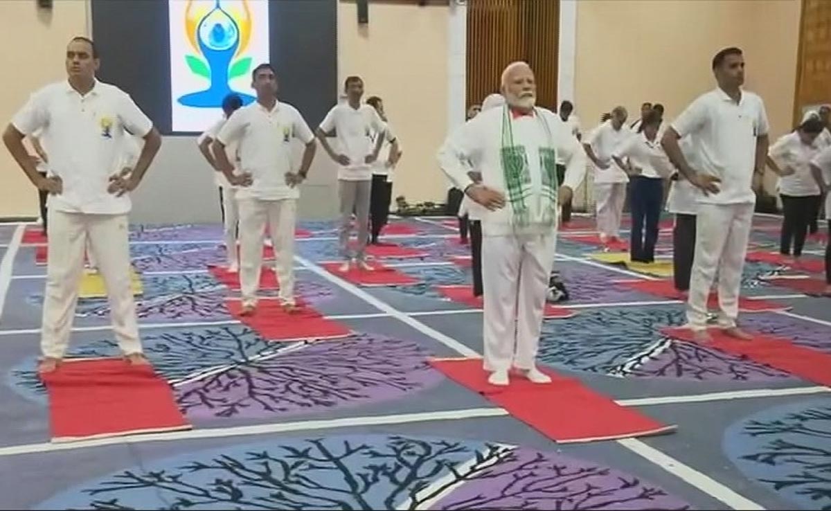 PM Modi Leads Yoga Session In Srinagar To Mark 10th International Yoga Day