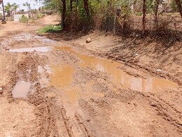 साहब ! स्कूल जाने के लिए सड़क बनवा दो, विधायक से नौनिहालों की गुहार