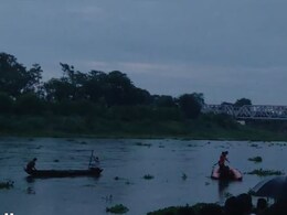 बिहार : रील्स बनाने के दौरान तीन दोस्त नदी में डूबे, एक का शव बरामद; दो लापता बिहार : रील्स बनाने के दौरान तीन दोस्त नदी में डूबे, एक का शव बरामद; दो लापता