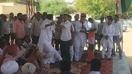 विधानसभा चुनाव में 10 लाख रुपये की हेराफेरी! सांसद उम्मेदाराम बेनीवाल के सामने कर्नल सोनाराम चौधरी को बोतल मारने उठे पूर्व प्रधान