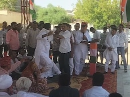 विधानसभा चुनाव में 10 लाख रुपये की हेराफेरी! सांसद उम्मेदाराम बेनीवाल के सामने कर्नल सोनाराम चौधरी को बोतल मारने उठे पूर्व प्रधान विधानसभा चुनाव में 10 लाख रुपये की हेराफेरी! सांसद उम्मेदाराम बेनीवाल के सामने कर्नल सोनाराम चौधरी को बोतल मारने उठे पूर्व प्रधान