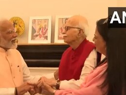 हाथ पकड़कर थाम लिया... जब पीएम मोदी ने आडवाणी से लिया आशीर्वाद हाथ पकड़कर थाम लिया... जब पीएम मोदी ने आडवाणी से लिया आशीर्वाद