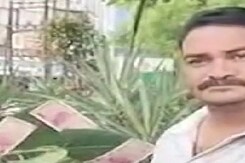 NTA के खिलाफ पौधे में पैसे और शिक्षा मंत्री की तस्वीर,ये कैसा प्रदर्शन NTA के खिलाफ पौधे में पैसे और शिक्षा मंत्री की तस्वीर,ये कैसा प्रदर्शन