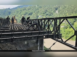 जय हो! सिक्किम में बाढ़ से टूटा संपर्क तो सेना ने 72 घंटे में बना दिया 70 फीट लंबा बेली ब्रिज जय हो! सिक्किम में बाढ़ से टूटा संपर्क तो सेना ने 72 घंटे में बना दिया 70 फीट लंबा बेली ब्रिज