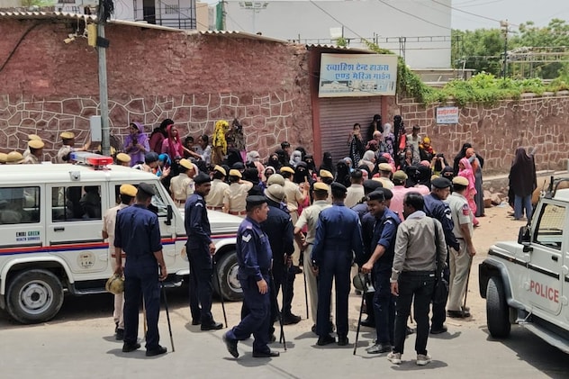 गिरफ्तारी के विरोध में महिलाएं थाने के बाहर पुलिस के खिलाफ नारेबाजी की. गिरफ्तारी के विरोध में महिलाएं थाने के बाहर पुलिस के खिलाफ नारेबाजी की.