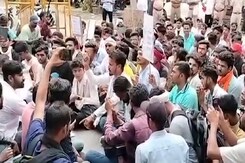 महिला आरक्षण बढ़ाए जाने पर बेरोजगार युवा संघ का प्रदर्शन महिला आरक्षण बढ़ाए जाने पर बेरोजगार युवा संघ का प्रदर्शन