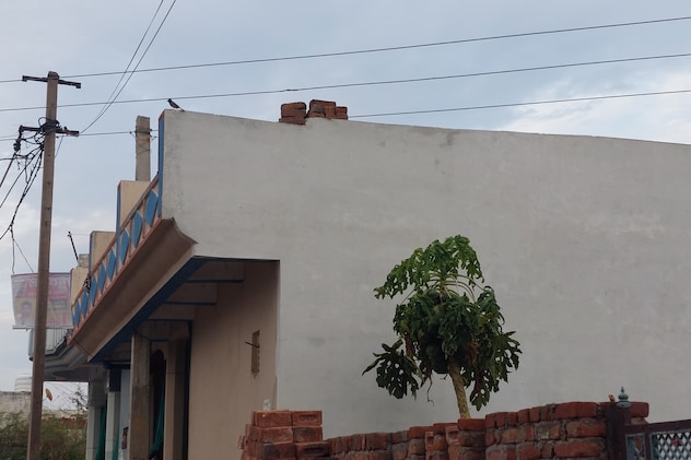 इलाके में घर से ऊपर से गुजर रही हाईटेंशन तार. इलाके में घर से ऊपर से गुजर रही हाईटेंशन तार.