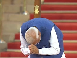 सबको सिर झुकाकर किया नमस्कार, देखिए मोदी के शपथग्रहण की तस्वीरें