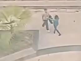 युवती को जड़े कई चांटे... नोएडा की यूनिवर्सिटी में यह 'थप्पड़बाज' कौन युवती को जड़े कई चांटे... नोएडा की यूनिवर्सिटी में यह 'थप्पड़बाज' कौन