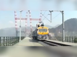दुनिया के सबसे ऊंचे चिनाब रेल ब्रिज पर चली ट्रायल ट्रेन, रेल मंत्री ने शेयर किया वीडियो  दुनिया के सबसे ऊंचे चिनाब रेल ब्रिज पर चली ट्रायल ट्रेन, रेल मंत्री ने शेयर किया वीडियो