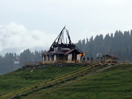 गुलमर्ग के 109 साल पुराने मंदिर में लगी आग, महाराजा हरि सिंह की पत्नी ने बनवाया था, राजेश खन्ना ने किया था गाना शूट