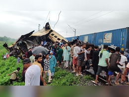 Indian Railways: क्या है कवच, जिसकी बंगाल रेल हादसे के बाद एक बार फिर से हो रही है चर्चा Indian Railways: क्या है कवच, जिसकी बंगाल रेल हादसे के बाद एक बार फिर से हो रही है चर्चा