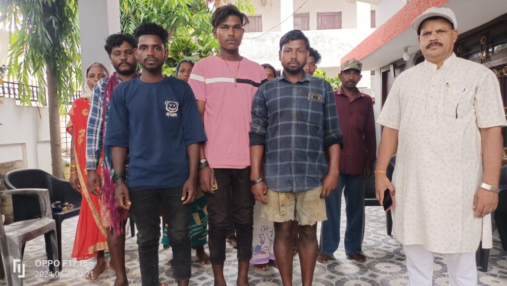 Ambikapur: पहले पीटा, फिर मोबाइल छीना... बेहतर पगार की लालच में कर्नाटक गए युवक को किया गया प्रताड़ित