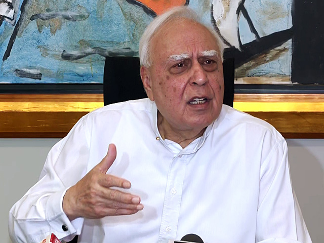 सिब्बल को मिला 2010 का पुरस्कार एप्स्टीन से था जुड़ा, बीजेपी ने राहुल गांधी पर साधा निशाना, जानिए कांग्रेस का जवाब