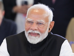 देखो आधा दिन तो आराम करना ही पड़ेगा...  जब प्रणब दा के पिता जैसे दुलार पर भावुक हो गए थे पीएम मोदी देखो आधा दिन तो आराम करना ही पड़ेगा...  जब प्रणब दा के पिता जैसे दुलार पर भावुक हो गए थे पीएम मोदी