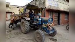 कूड़ा ढ़ोने वाले ट्रैक्टर में लाश लेकर श्मशान पहुंची पुलिस, वीडियो वायरल होने पर एक्शन में डीएम&nbsp;