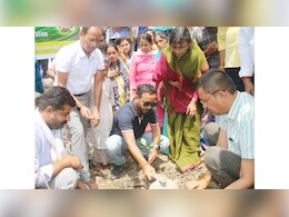 विश्व पर्यावरण दिवस पर कलेक्टर ने रोपे पौधे, पेड़ बचाओ का दिया नारा विश्व पर्यावरण दिवस पर कलेक्टर ने रोपे पौधे, पेड़ बचाओ का दिया नारा