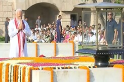 PM Modi Oath Ceremony: शपथ से पहले मोदी ने देश के वीर सपूतों को दी श्रद्धांजलि PM Modi Oath Ceremony: शपथ से पहले मोदी ने देश के वीर सपूतों को दी श्रद्धांजलि