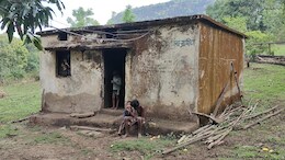 घर-पानी के लिए तरसती बैगा जनजाति, PM आवास निर्माण में हुआ घोटाला, जर्जर घरों में रह रहे पशु