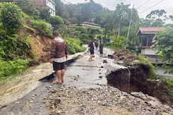 9 Dead, 1,200 Tourists Stranded In Sikkim After Cloudburst Triggers Flash Floods 9 Dead, 1,200 Tourists Stranded In Sikkim After Cloudburst Triggers Flash Floods