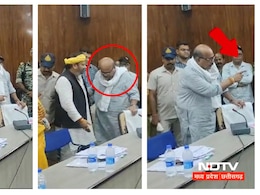तुम लोगों को किसने बुलाया... क्यों दूँ कुर्सी ? सुनकर कांग्रेसी विधायकों ने खोया आपा तुम लोगों को किसने बुलाया... क्यों दूँ कुर्सी ? सुनकर कांग्रेसी विधायकों ने खोया आपा
