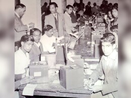 489 सीटें, 4 महीने का वोटिंग प्रोसेस और हाथ से वोटों की गिनती... जानें कैसे हुआ था देश का पहला लोकसभा चुनाव? 489 सीटें, 4 महीने का वोटिंग प्रोसेस और हाथ से वोटों की गिनती... जानें कैसे हुआ था देश का पहला लोकसभा चुनाव?