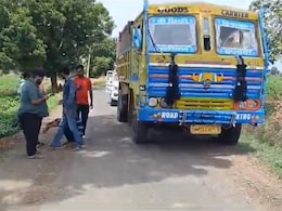 MP News: अवैध उत्खनन से नाराज ग्रामीणों ने बीच सड़क पर रुकवा दिए डंपर, आगे क्या हुआ जानिए...