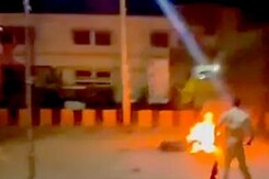 Maharashtra: Jalgaon में Police Station पर पथराव, गाड़ियों को भी किया गया आग के हवाले