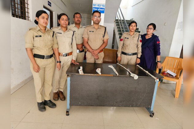 एक 12 बोर का कट्टा, एक जिंदा कारतूस, 2 धारदार तलवार सहित अन्य हथियार जब्त किए गए.