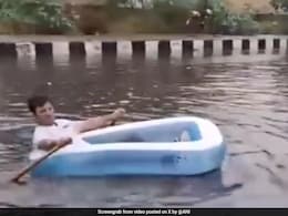 भारी बारिश से पानी में डूबी दिल्ली की सड़कें, बीजेपी पार्षद ने नाव चलाकर जताया विरोध