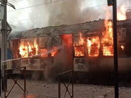 बिहार में EMU ट्रेन की 3 बोगियों में लगी भीषण आग, यात्रियों में मची चीख-पुकार बिहार में EMU ट्रेन की 3 बोगियों में लगी भीषण आग, यात्रियों में मची चीख-पुकार